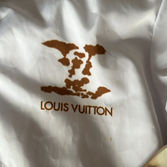 New with tags LOUIS Vuitton windbreaker SIZE SMALL but wears like a medium - Picture 3 of 5